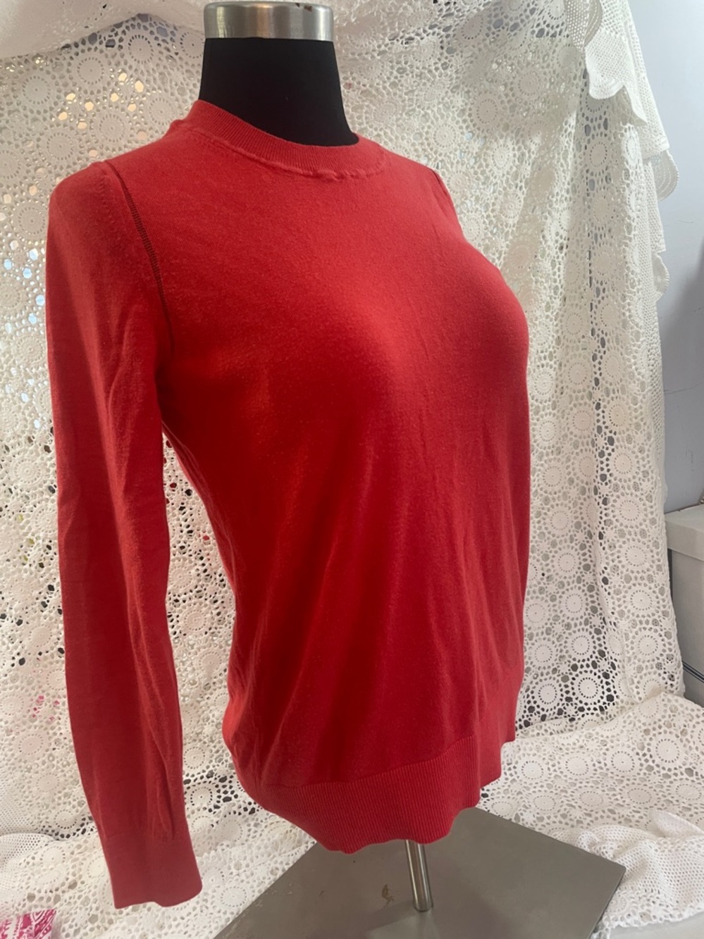 Banana Republic Bright Red Lightweight Crewneck Sweater Size M PTP 17”, L24”